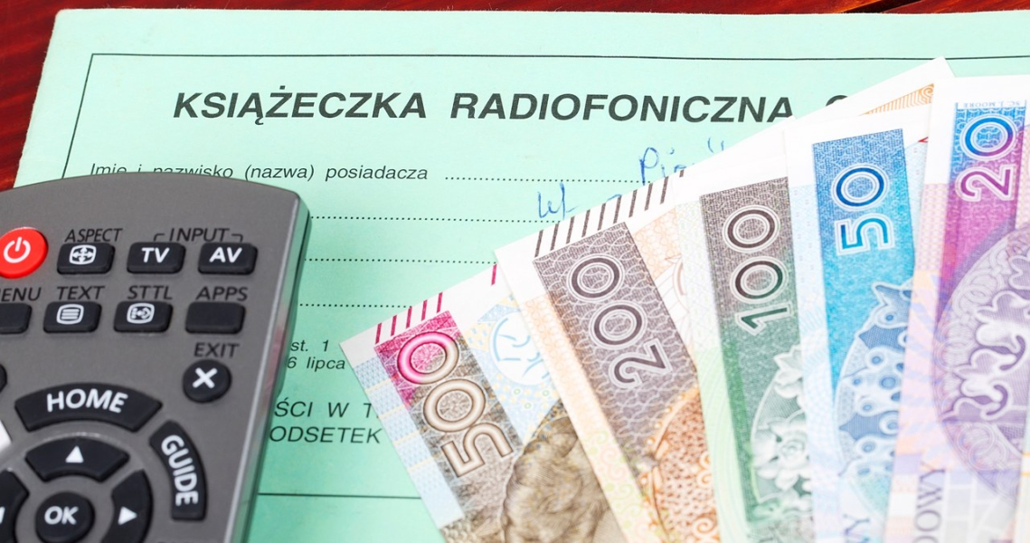 Pensioners who receive no more than 4090.86 PLN are exempt from RTV fees - informs Poczta Polska /123RF/PICSEL