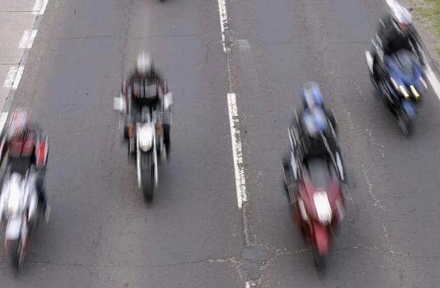 Kierowcy przesiadają się na motocykle. Tyle, że nie wszyscy sobie radzą z jazdą