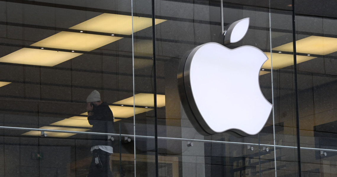 Apple plans to transfer the assembly of all iPhones sold in the US from China to India by 2026. The reason is the trade war between the US and China /AFP
