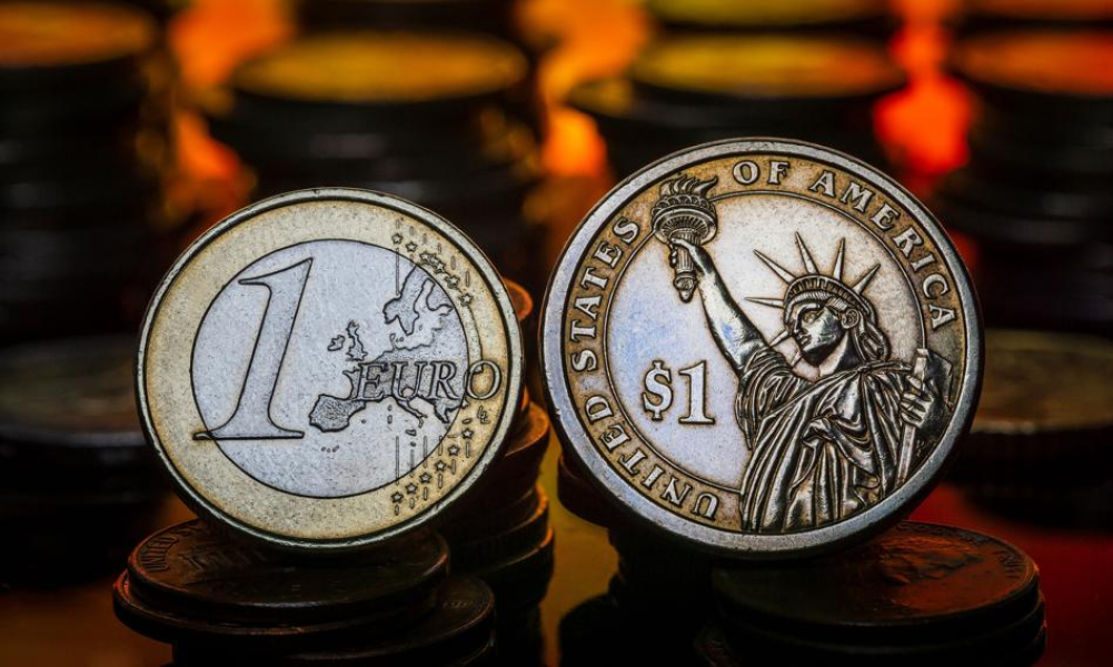 Kurs euro w scenariuszu negatywnym? Nawet 4,38 zł. Dolar nadal traci w wojnie celnej