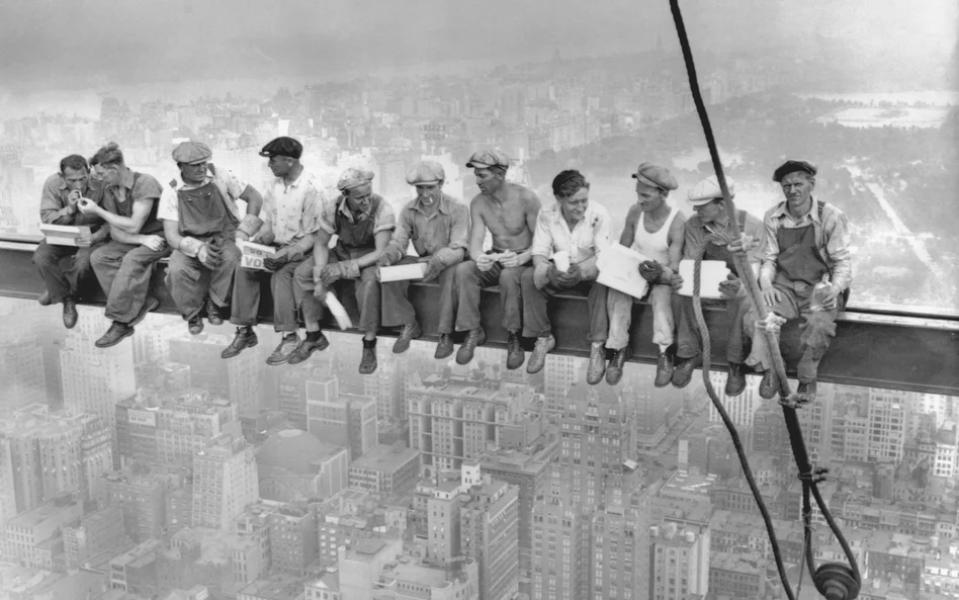Tak kiedyś powstawały wieżowce. Robotnicy podczas lunchu na budowie Rockefeller Center w Nowym Jorku
