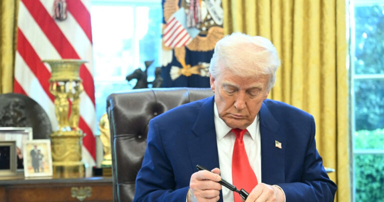 Trump podpisuje rozporządzenie wykonawcze dotyczące pryszniców, mówi o swoich „pięknych włosach” - INFBusiness
