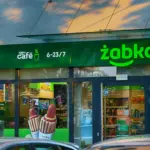 Żabka wypuszcza limitowaną kolekcję ubrań. Zaprojektowana przez Justynę Tasak