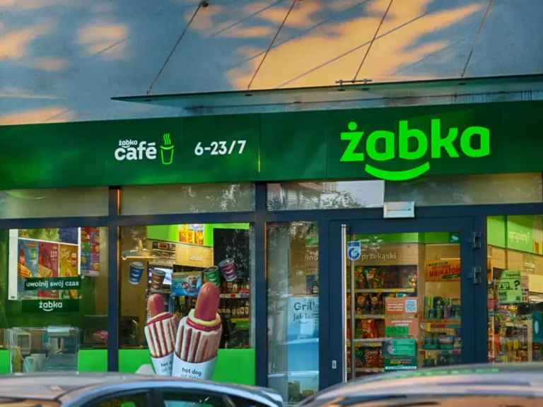 Żabka wypuszcza limitowaną kolekcję ubrań. Zaprojektowana przez Justynę Tasak - INFBusiness