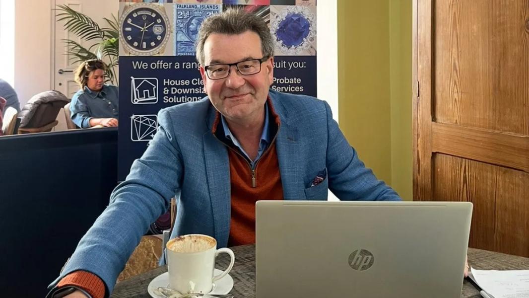 Cenna diamentowa broszka odkryta na widoku wśród zwykłych elementów biżuterii - INFBusiness