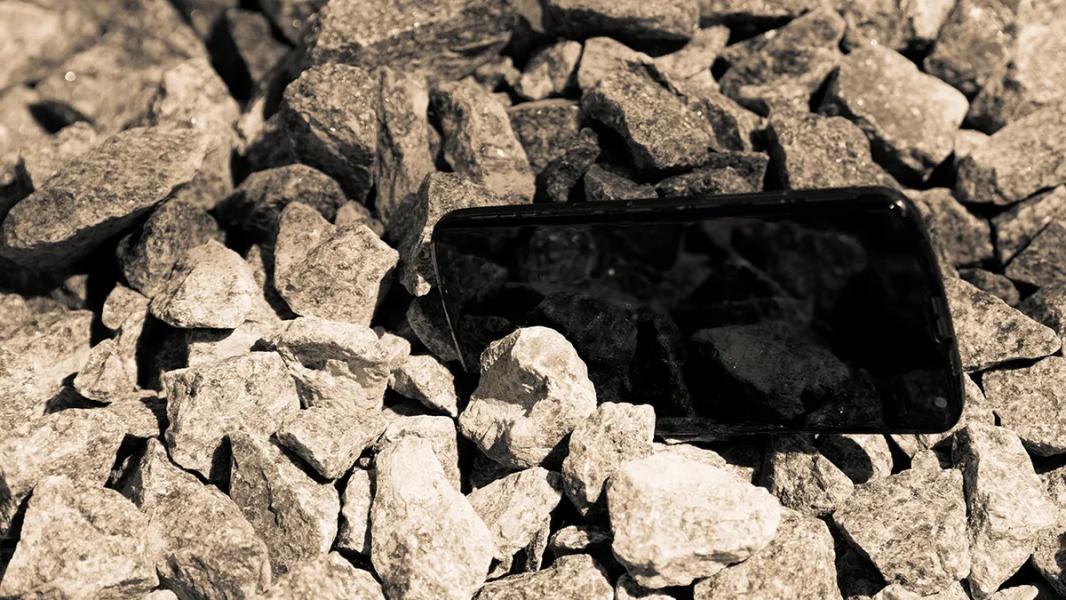 Utracone wspomnienia mogą zostać odzyskane, ponieważ kobieta znalazła telefon w ruinach osuwiska po huraganie Helene - INFBusiness