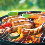 To najlepsza kiełbasa do grillowania z Biedronki. Sprawdź co kupić