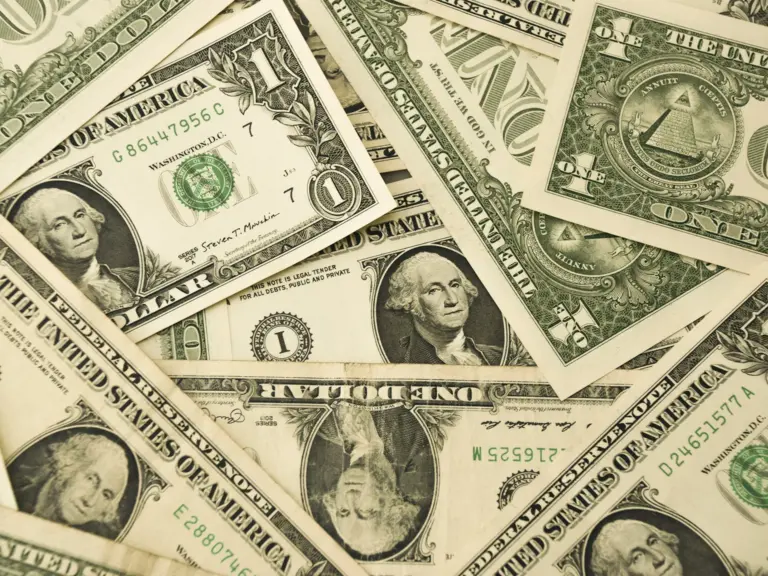 Kursy walut 29 kwietnia 2025. Ile kosztują dolar, euro, frank szwajcarski i funt szterling? - INFBusiness
