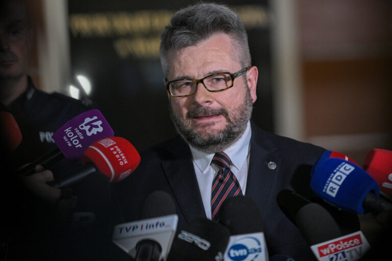 Rzecznik Prokuratury Okręgowej w Warszawie, prok. Piotr Antoni Skiba, ogłosił w wieczornych godzinach 8 maja, iż Mieszko R., oskarżony o zabójstwo pracownicy Uniwersytetu Warszawskiego, został obciążony zarzutami: zabójstwa ze szczególnym okrucieństwem, usiłowania zabójstwa oraz znieważenia zwłok. Zabójstwo na UW. Prokurator o przesłuchaniu Mieszka R. - INFBusiness