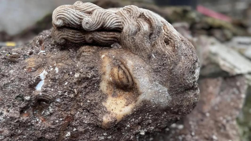 Rzymscy archeolodzy znaleźli starożytną głowę bóstwa podczas wykopalisk w kościele katolickim - INFBusiness