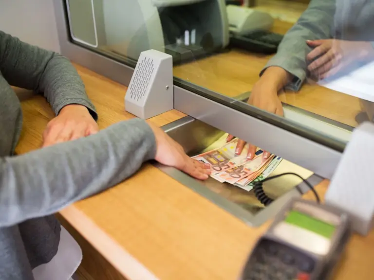 Kursy walut 2 maja 2025. Ile kosztuje dolar, euro, frank, funt? - INFBusiness