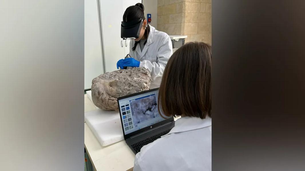 Rzymscy archeolodzy znaleźli starożytną głowę bóstwa podczas wykopalisk w kościele katolickim - INFBusiness