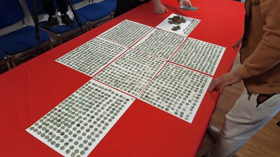 Starożytny skarb odkryty przez poszukiwacza metali wędrującego po polu w Rumunii - INFBusiness