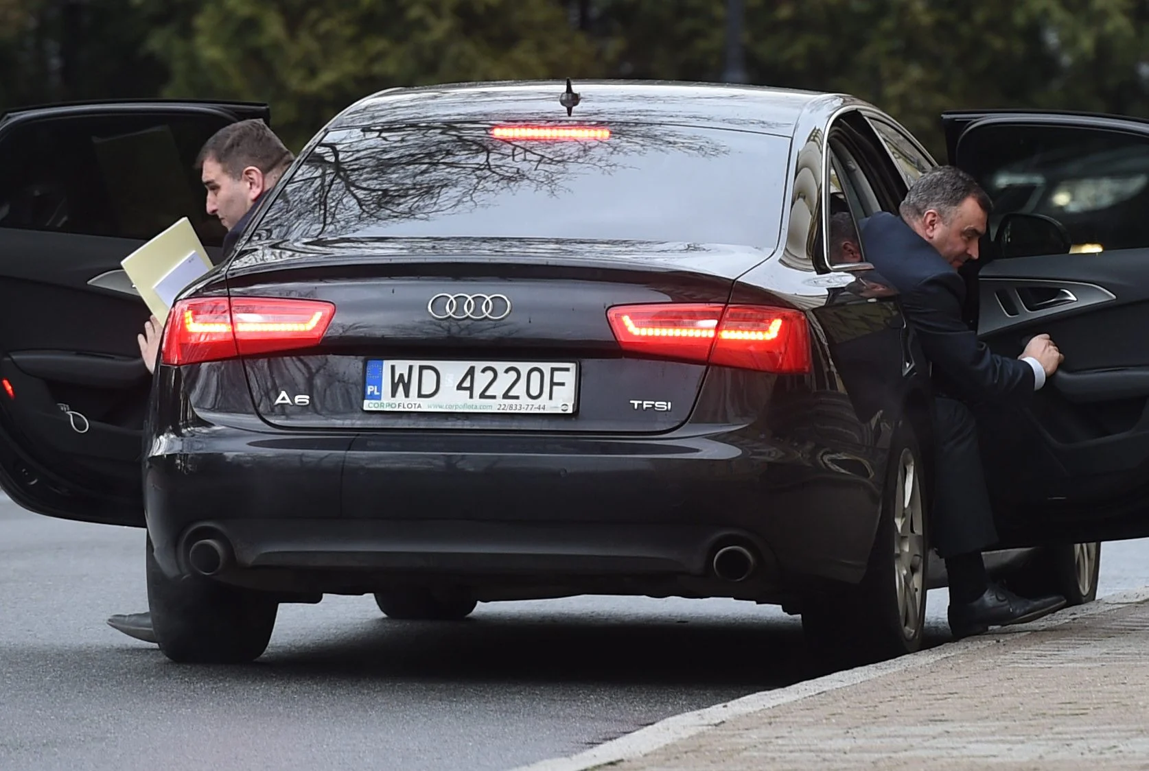 Byli ministrowie Tuska idą pod sąd za aferę śmieciową i 5 mln zł łapówek. - INFBusiness