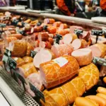 Czy kupujesz szynkę w Lidlu czy Biedronce? Sprawdź, która jest lepsza i zdrowsza