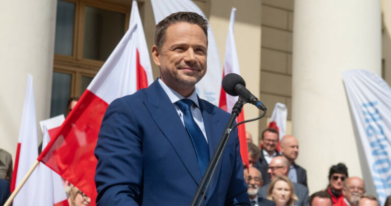 Civic Coalition znów prowadzi w sondażu. Nowy układ sił przed wyborami - INFBusiness