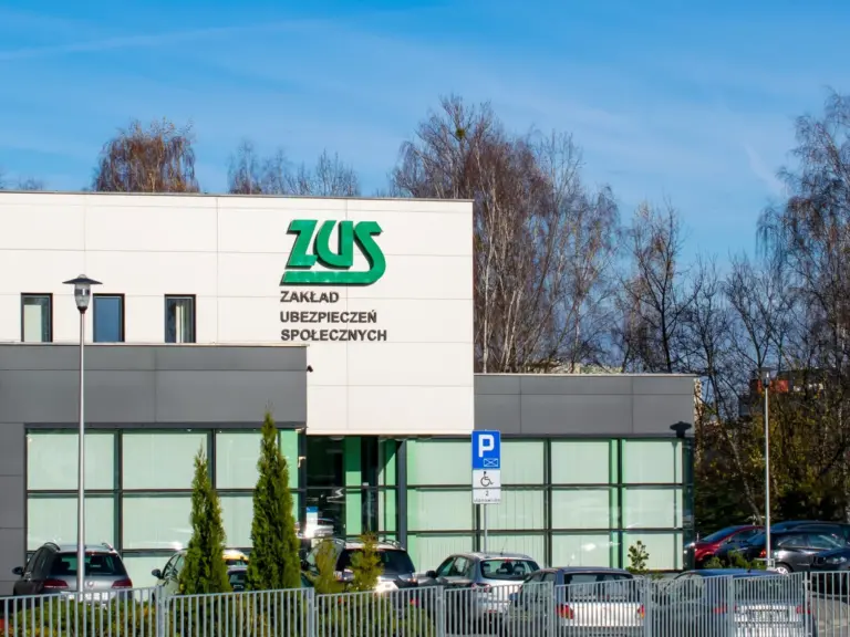ZUS ostrzega przed oszustami. Wabią seniorów wyższymi emeryturami - INFBusiness