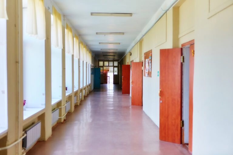 Młodzi wcześniej testują z „promilami”, a pierwszy kontakt zaczynają od piwa. Fundacja chce zakazać reklam alkoholu. - INFBusiness