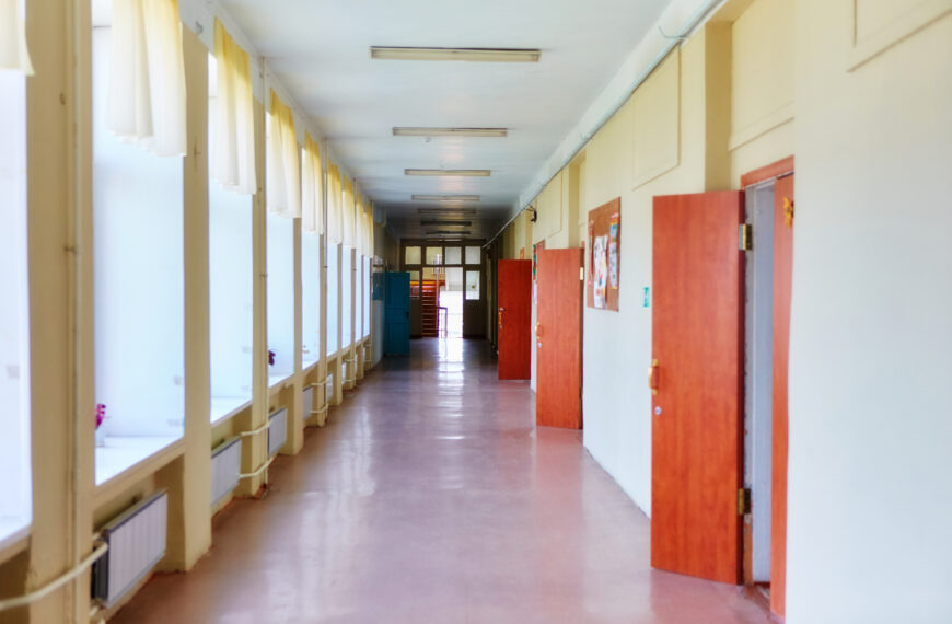 Młodzi wcześniej testują z „promilami”, a pierwszy kontakt zaczynają od piwa. Fundacja chce zakazać reklam…
