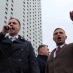 Akcja Janusza Kowalskiego i Roberta Bąkiewicza ws. godła. MEN: Wtargnięcie do szkoły podstawowej