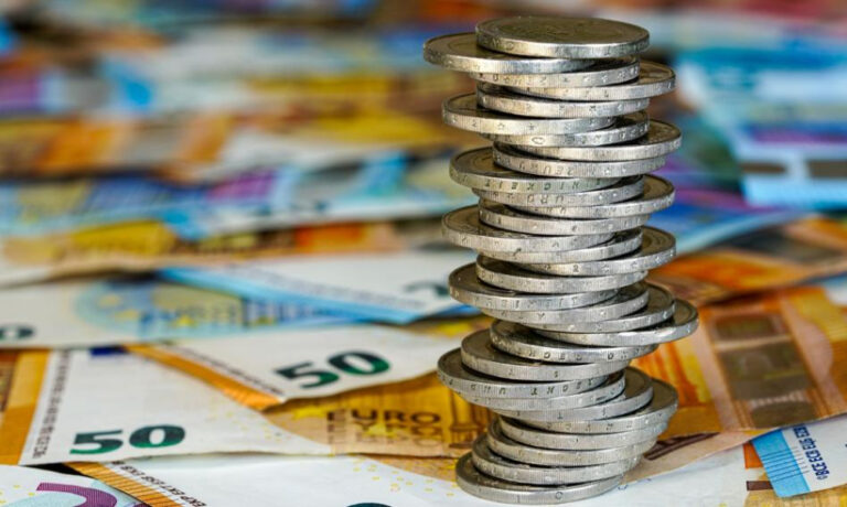 Euro zyskuje, dolar bez zmian. Rynek obawia się aukcji polskiego długu - INFBusiness
