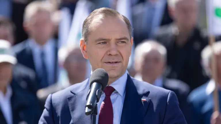 Wybory: Szczegóły bójki kibiców z Karolem Nawrockim. Szokujące wieści – Piłka nożna - INFBusiness