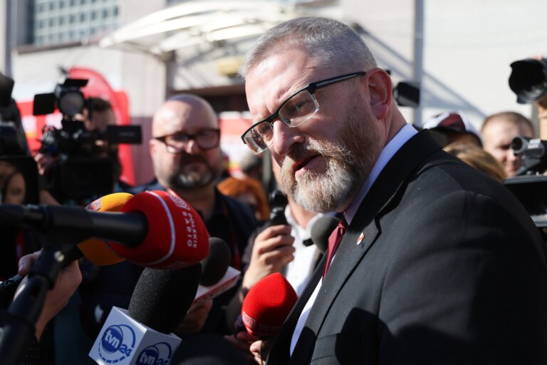 Biała Podlaska: Zwolennicy Brauna zdjęli flagę Ukrainy z budynku ratusza - INFBusiness