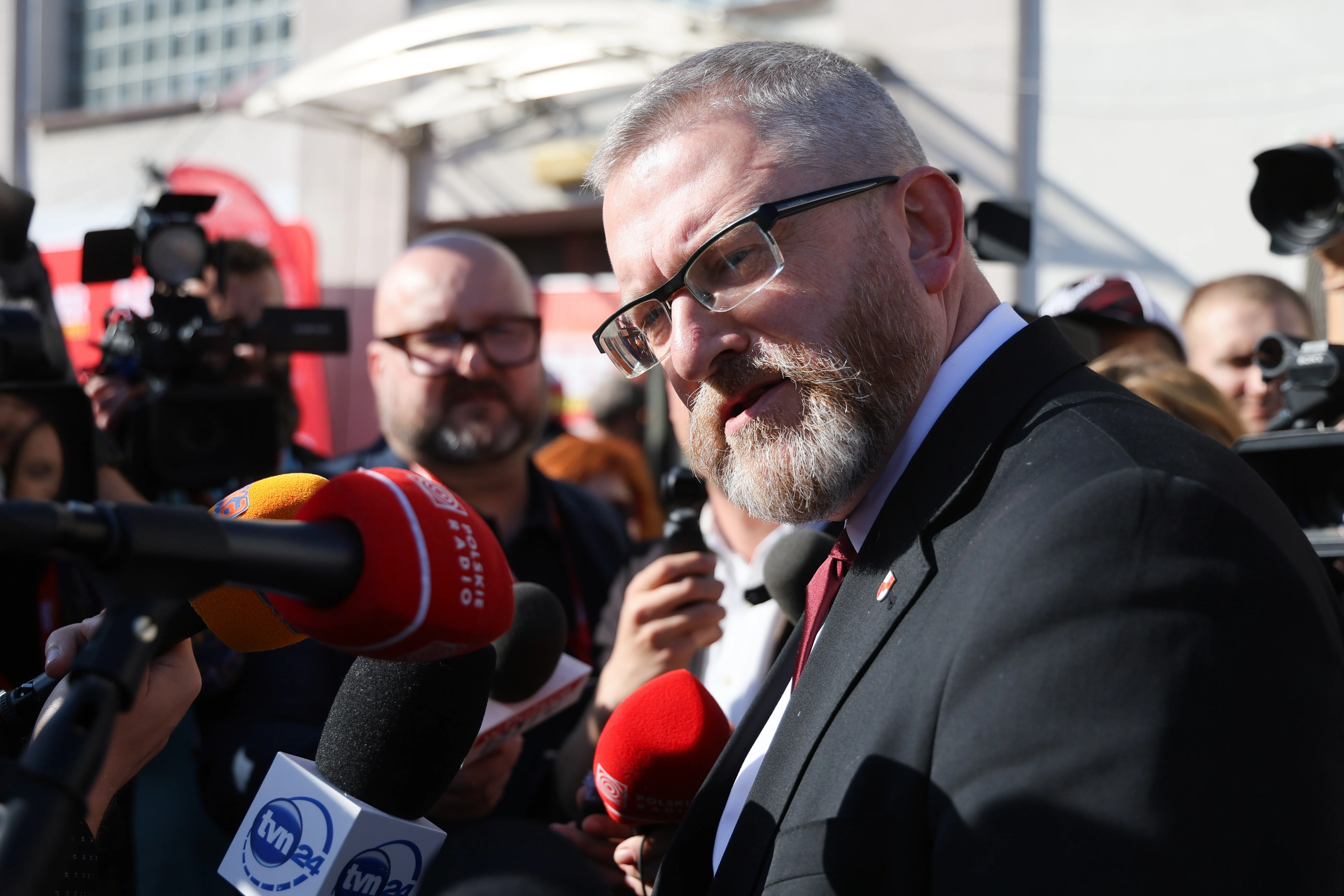 Biała Podlaska: Zwolennicy Brauna zdjęli flagę Ukrainy z budynku ratusza - INFBusiness