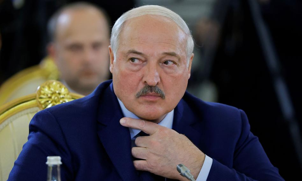 Kara za symbol wolności: Białoruś pozywa seniora za noszenie historycznej flagi