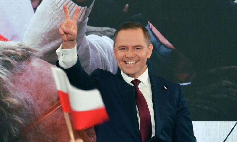 Karol Nawrocki brał udział w bójce chuligańskiej w 2009 roku. PSL: Co na ten temat mówi Kościół? - INFBusiness