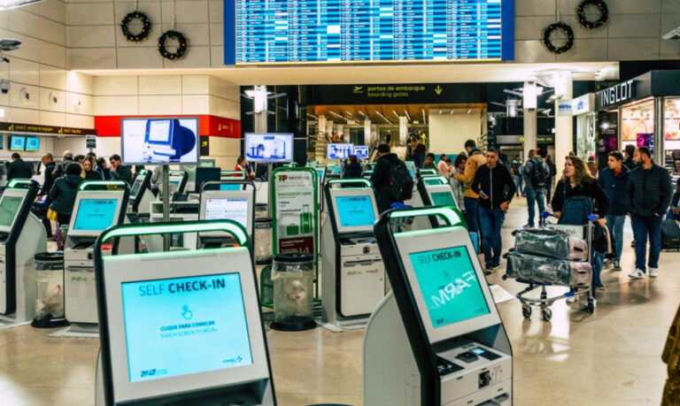 Miał ze sobą kilkaset paszportów. Nietypowy postój na lotnisku w Portugalii - INFBusiness