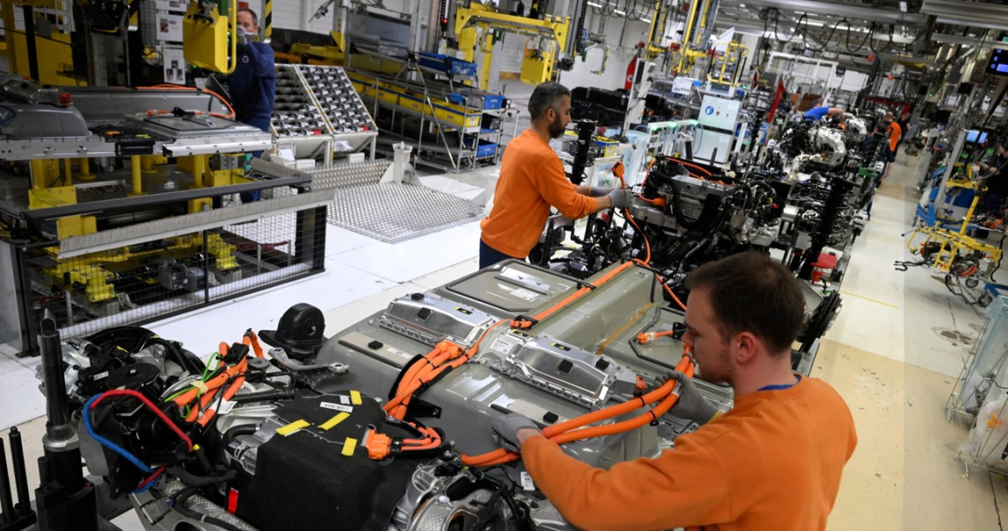 Volvo Cars ogłosił zwolnienie 3 tysięcy pracowników w oddziałach na całym świecie /NICOLAS TUCAT /AFP