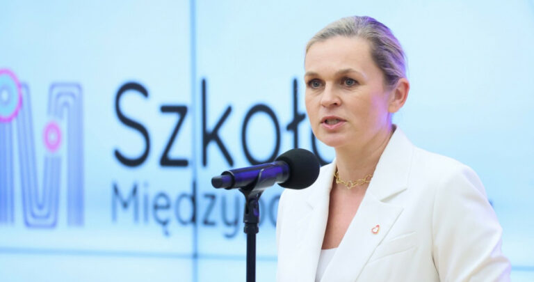 Nie będzie zakazu telefonów w szkołach. Minister edukacji rozwiewa wątpliwości - INFBusiness
