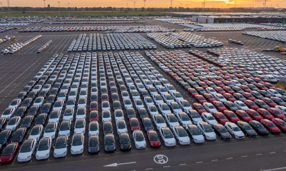 Nie tylko Tesla spada na łeb na szyję. Polskie salony idą na rekord, ale te marki są już passé