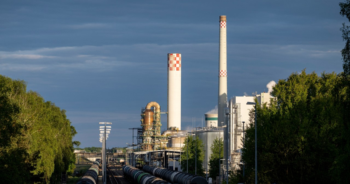 Strona polska chce wyjaśnień od niemieckich władz ws. zwiększonych emisji dwutlenku siarki z rafinerii PCK Schwedt /Fabian Sommer/DPA /AFP
