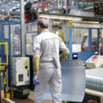 Polski PMI przemysłowy w kwietniu: stabilny wzrost, ale zamówienia spadają