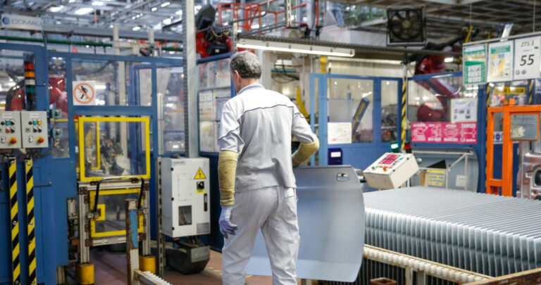 Polski PMI przemysłowy w kwietniu: stabilny wzrost, ale zamówienia spadają - INFBusiness