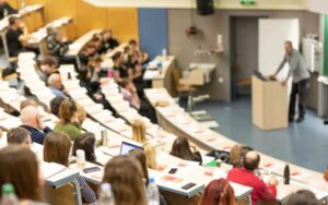 Przyłapała nauczyciela na korzystaniu z ChatGPT. Studentka chce zwrotu czesnego. Kiedy można korzystać z AI na uczelni?
