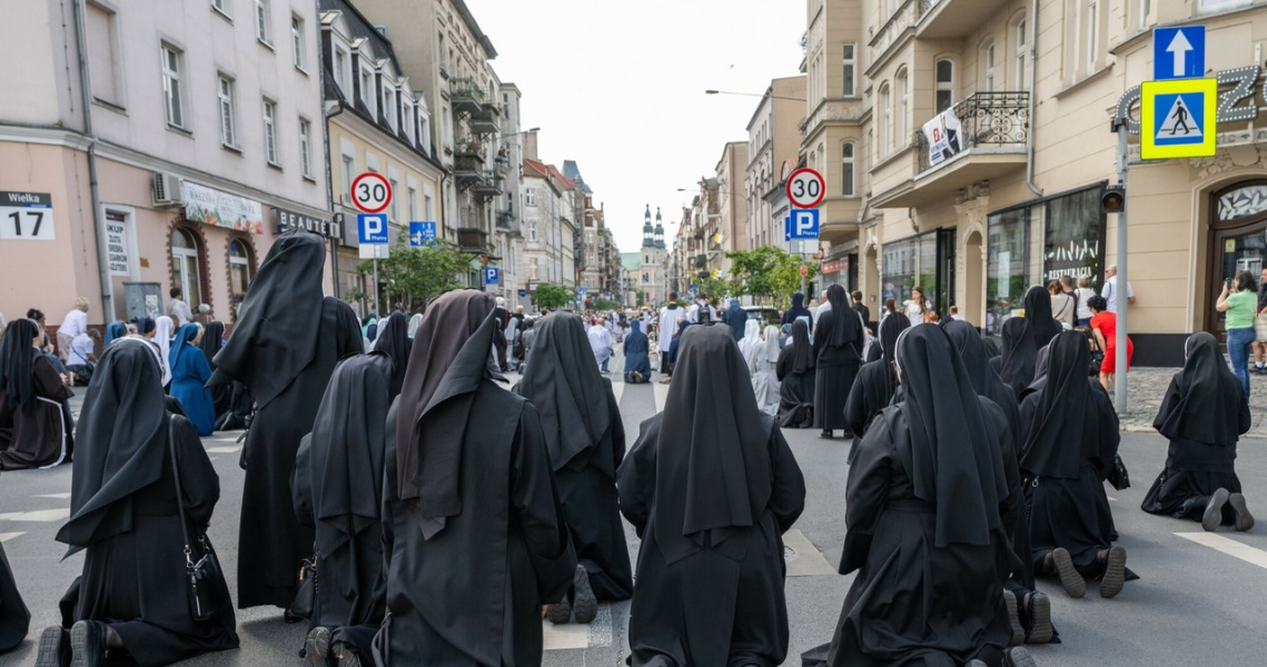 Pensja zakonnicy. Nie wszystko wygląda tak, jak się wydaje /Lukasz Gdak/East News /East News