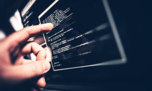 Wybory pod cyberatakiem: O ryzyku kradzieży głosów i dezinformacji z ekspertem ds. cyberbezpieczeństwa