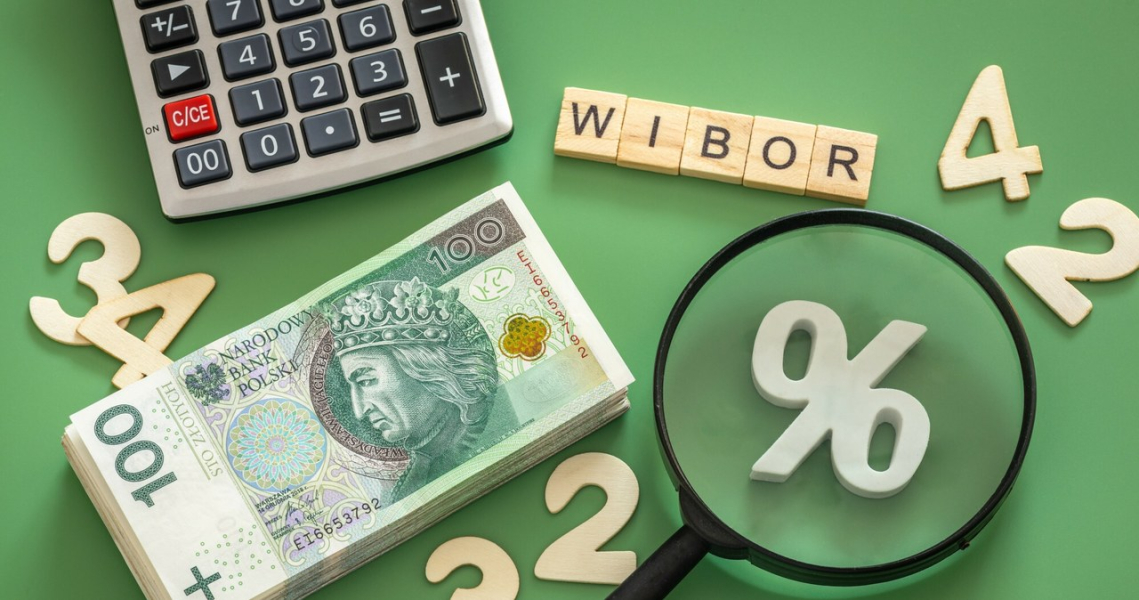 The announcement of interest rate cuts made in early April led banks to act swiftly in reducing deposit interest rates /ARKADIUSZ ZIOLEK/East News /East News