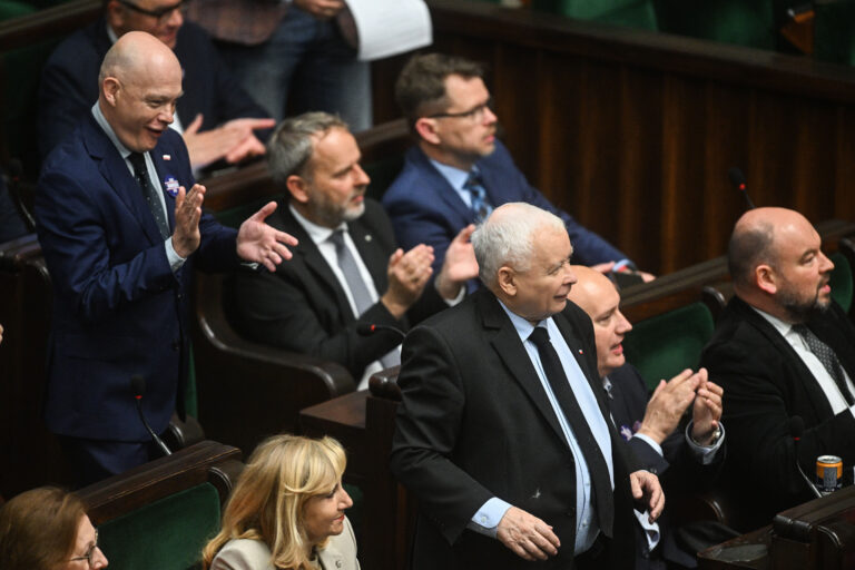 Sondaż partyjny: O rządzie w nowym Sejmie decydowałaby Konfederacja - INFBusiness