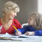 Świadczenia „babci” wypłacane z opóźnieniem. ZUS wyjaśnia