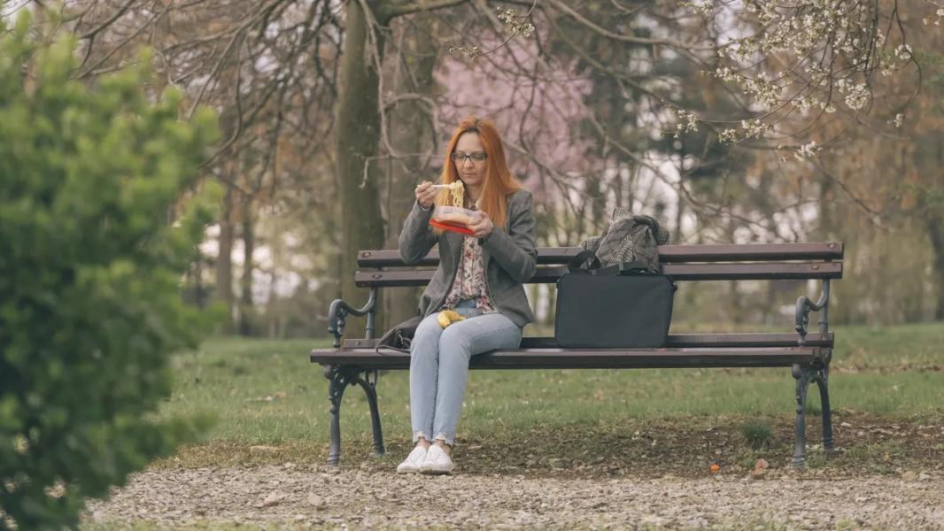 Przerwy obiadowe na cmentarzu robotniczym prowadzą do niezręcznej konfrontacji z pogrążonym w żałobie gościem - INFBusiness