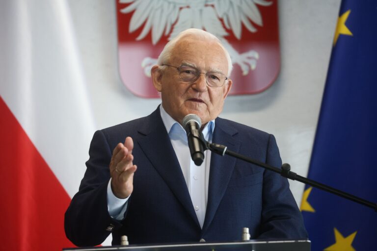 Polska spłaca odsetki od ukraińskiej pożyczki. Leszek Miller: Skandal podwójny - INFBusiness