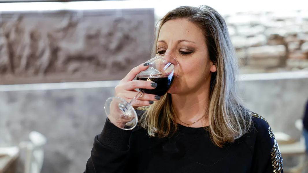 Kobieta sprzeciwia się rodzinie, która sprzeciwiała się jej piciu alkoholu na wakacjach - INFBusiness