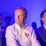 Karol Nawrocki wyciąga rękę do Donalda Tuska, w drugiej trzymając kij bejsbolowy. Tak PiS nie pomoże