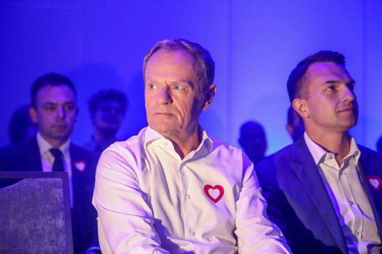 Karol Nawrocki wyciąga rękę do Donalda Tuska, w drugiej trzymając kij bejsbolowy. Tak PiS nie pomoże - INFBusiness