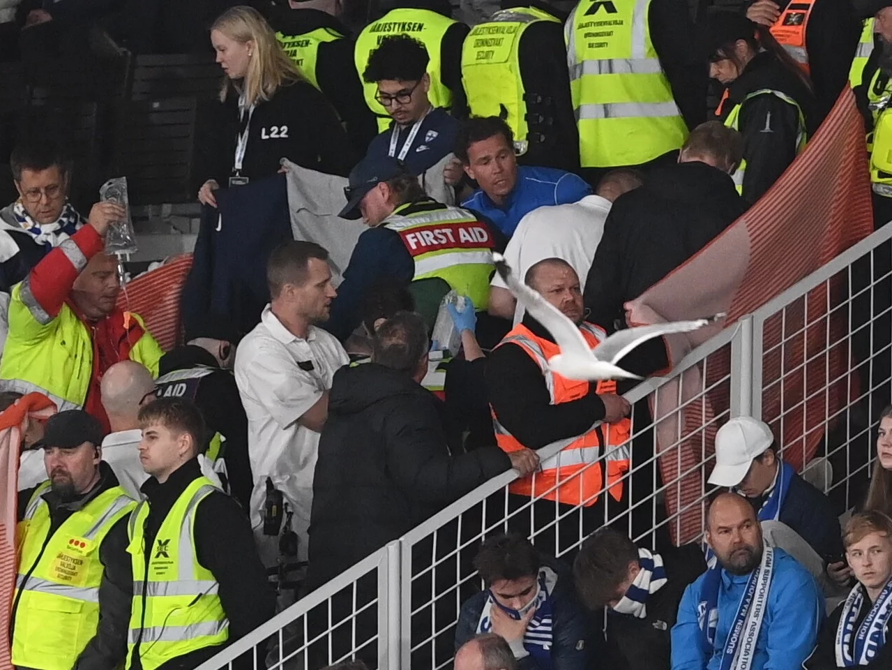Służby medyczne udzielające pomocy jednemu z fińskich kibiców