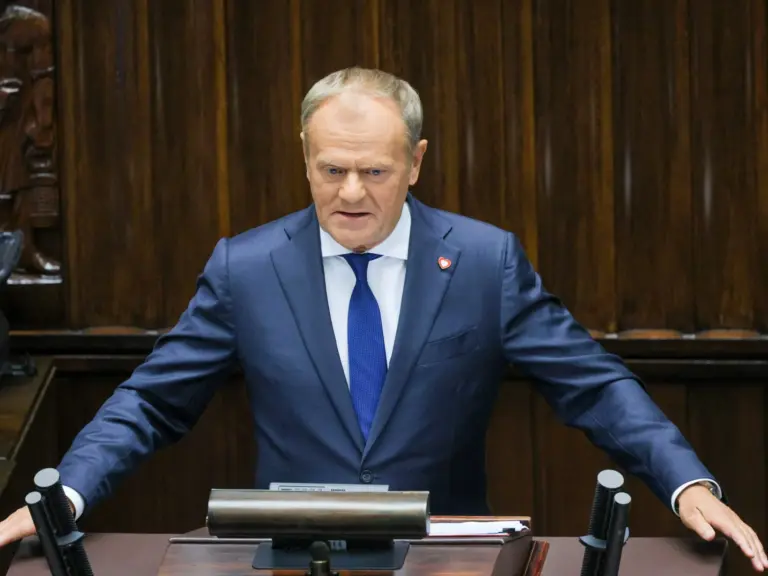 Donald Tusk zaskoczył ponad 800 osób. Kontrowersyjne dane - INFBusiness
